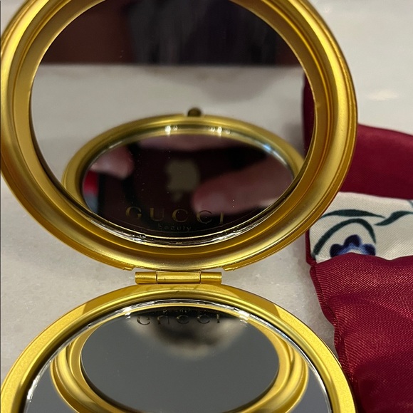 Gucci Beauty Gold Floral Compact Mirror BRAND NEW GWP - Picture 3 of 3